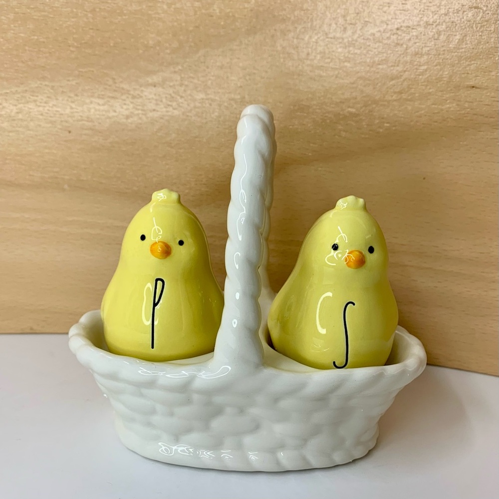 🐥 NIB Rae Dunn Easter Chick Salt And Pepper "S P" Shakers in ceramic basket 🐥